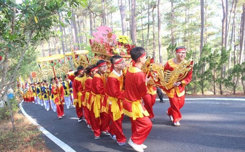 The offering ceremony at the Hung Kings' Commemoration Festival at Au Lac Temple, on the top of Phuong Hoang Mountain, Lam Dong Province. Photo: Phuong Tam