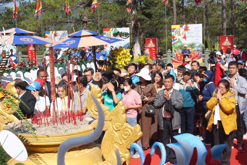 Dong dao can bo, Nhan dan cac dan toc va du khach dang huong trong Le hoi Gio Quoc To Hung Vuong tai Lam Dong. Anh: Phuong Tam