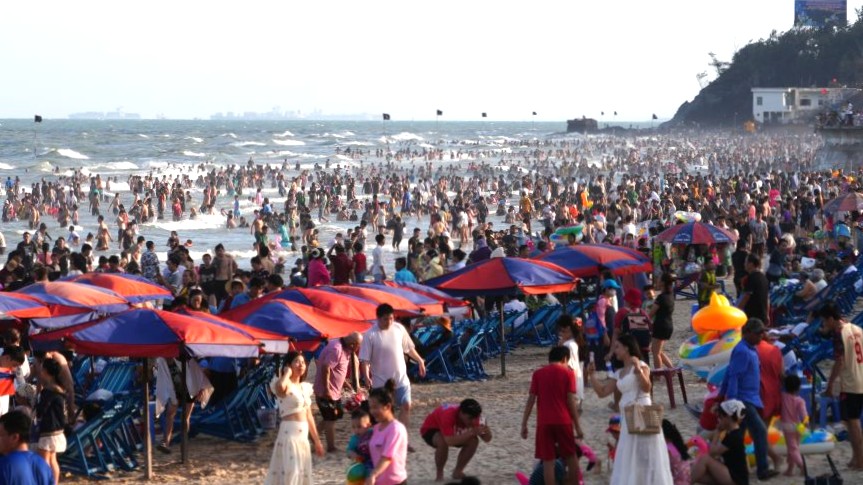 Vung Tau beach is packed with visitors coming to have fun and swim on April 6. Photo: Thanh An