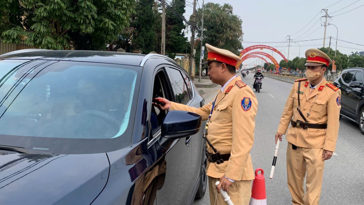 A working group of PC08 Department - Thai Binh Provincial Police is on duty to patrol and control alcohol concentration on National Highway 10. Photo: Provided by the police
