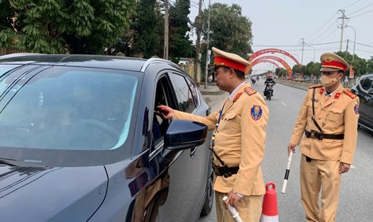 Một tổ công tác thuộc Phòng PC08 - Công an tỉnh Thái Bình làm nhiệm vụ tuần tra, kiểm soát chuyên đề nồng độ cồn trên quốc lộ 10. Ảnh: Công an cung cấp