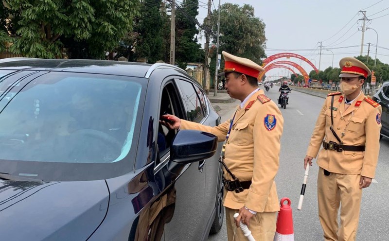 A working group of PC08 Department - Thai Binh Provincial Police is on duty to patrol and control alcohol concentration on National Highway 10. Photo: Provided by the police