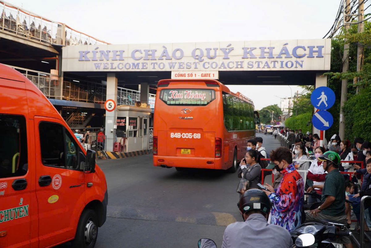 Tai khu vuc cong vao ben xe mien Tay cung ghi nhan lien tuc co xe khach cap ben, dua nguoi dan tro lai thanh pho sau ky nghi le.
