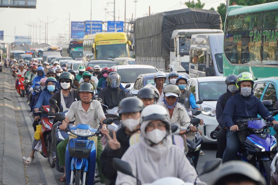 Den khoang 17h30, luong phuong tien do ve ngay cang dong.