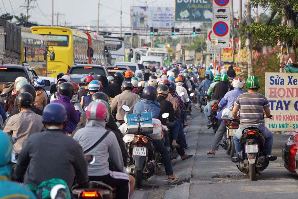 Mot so nguoi dan da dieu khien xe len via he de di chuyen, mong som qua doan duong bi un tac. 