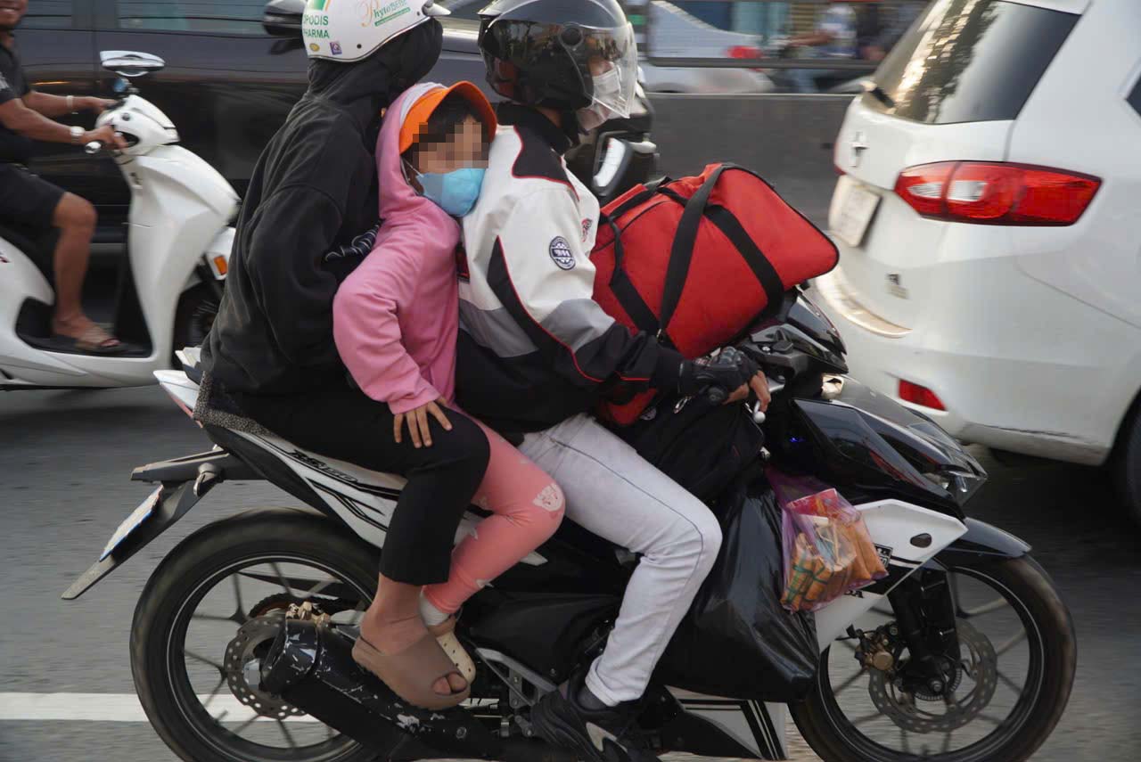 Trong dong xe co dong duc, tren xe nao cung cho linh kinh hanh ly, qua tu que mang len TPHCM sau ky nghi Tet dai ngay. 