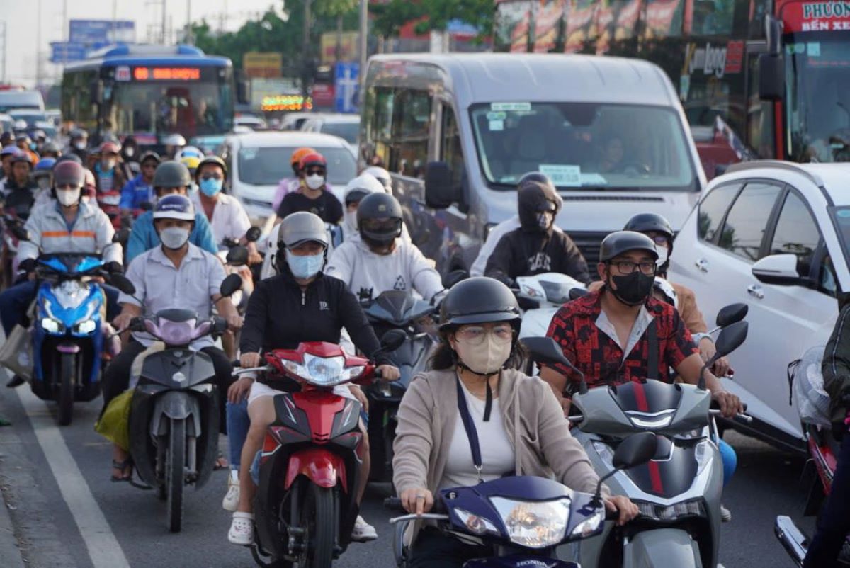 “Nang nong nen di chuyen kha vat va. Gia dinh toi di chuyen tu Vinh Long len day, xuat phat luc 13h“, anh Thai Van Hoa (quan Binh Tan) chia se.