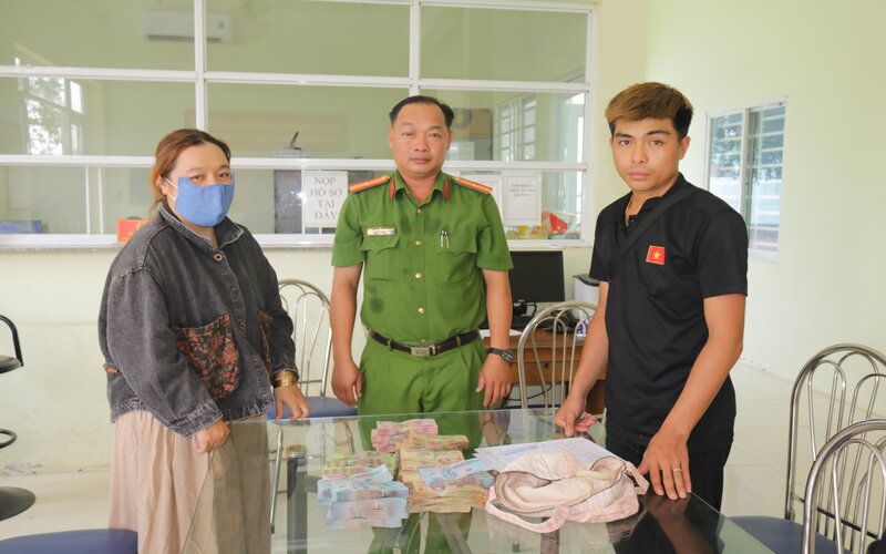 The restaurant owner returned the property worth more than 100 million VND to the customer to forget. Photo: Provided by the police