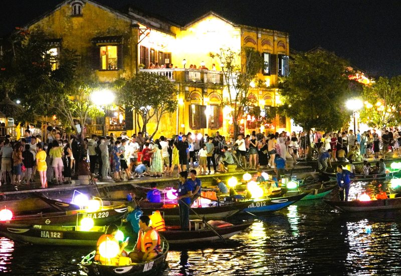 Khung canh tap nap, du khach xep hang cho den luot phuc vu cac dich vu ghe boi, am thuc dac san o Hoi An. Anh: Nguyen Hoang