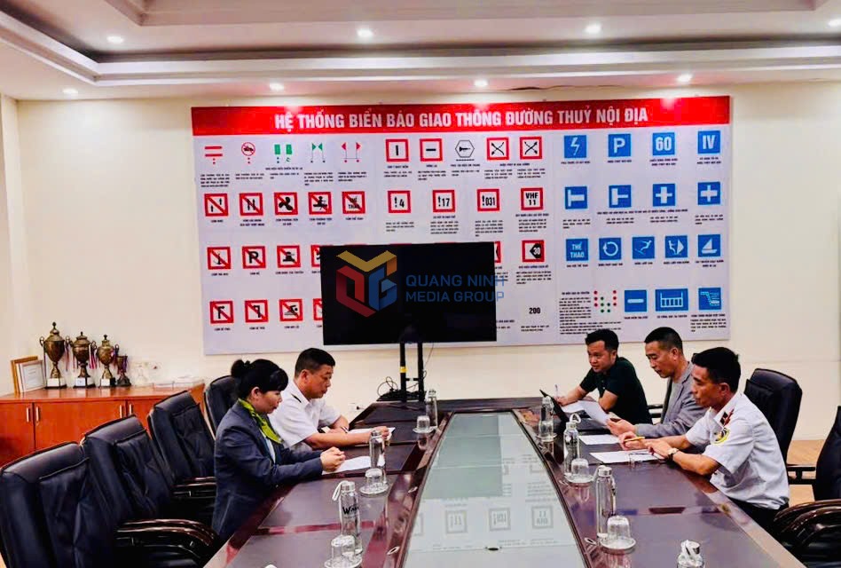 Ha Long City authorities worked with the representative of the TALIYA CRUISE cruise ship immediately after receiving the information. Photo: Ha Long City