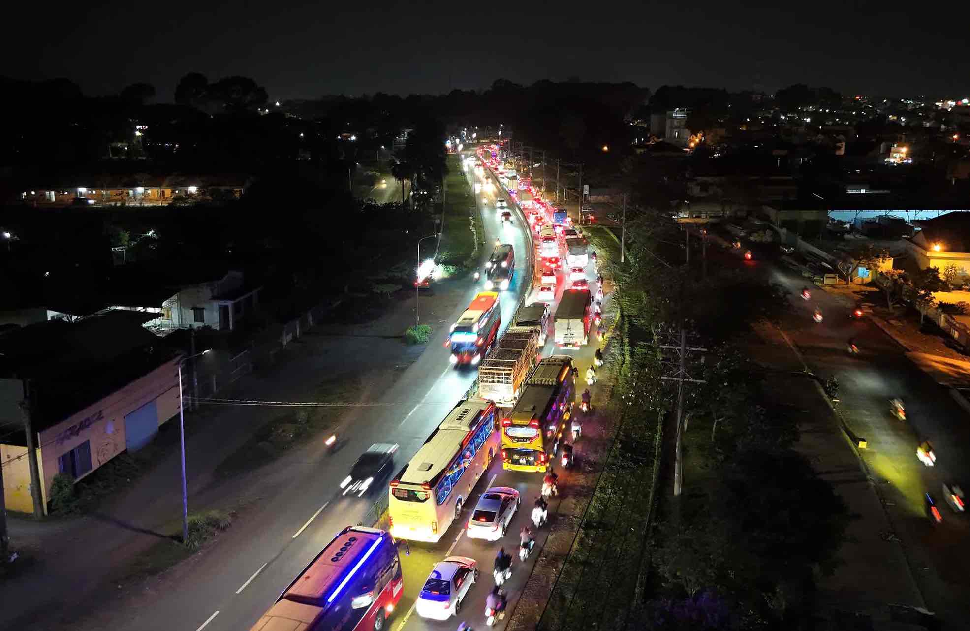 National Highway 1 through Dong Nai province was congested for a long time until the evening of April 7. Photo: HAC-VVV