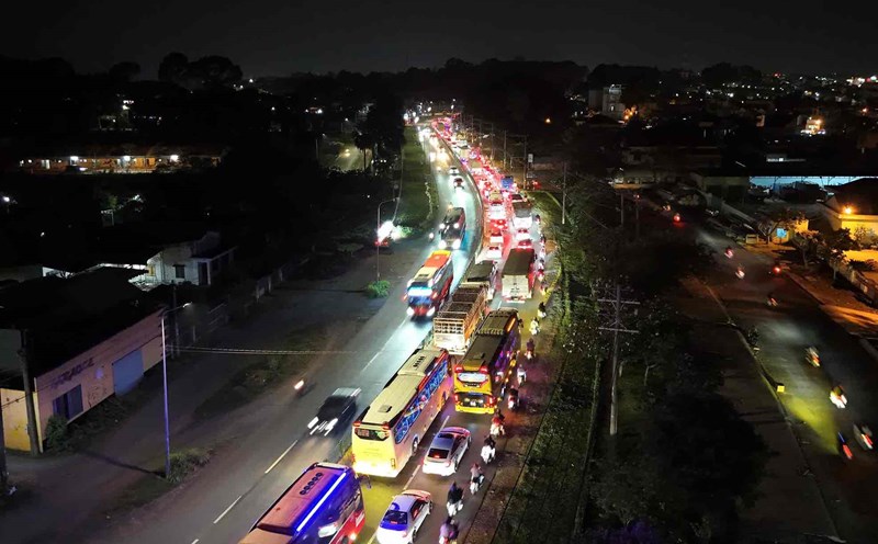 National Highway 1 through Dong Nai province was congested for a long time until the evening of April 7. Photo: HAC-VVV