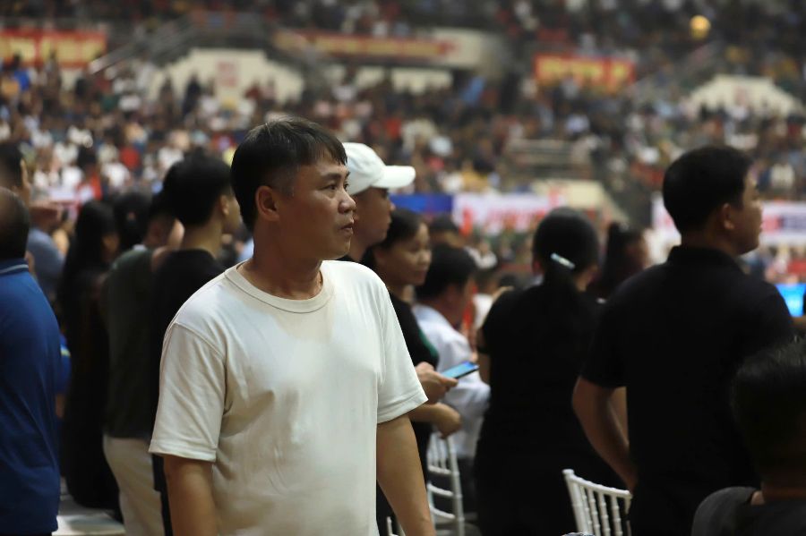 Ong Pham Quang Hao (Phu Tho) chia se: “Nam nao toi cung cho mua ve som roi truc tiep den san xem. Giai dau nam nay duoc to chuc chuyen nghiep hon, khan gia dong hon. Toi thich tat ca ca 8 doi va hi vong cac cau thu se choi cong hien trong tung pha bong“.