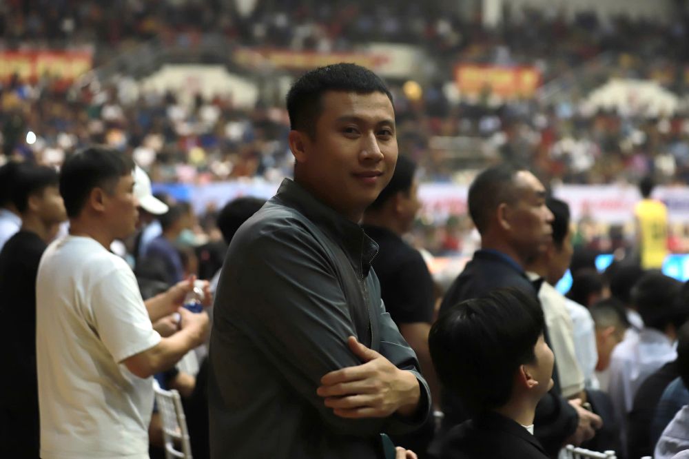 Anh Nguyen Tien Ngoc (Ha Noi) cho biet: “Da tro thanh mot thoi quen, moi nam toi deu co gang di xem Cup Hung Vuong. Khan gia da tro thanh 'dac san' cua giai dau nay. Khan rdai va duoi san deu rat cuong nhiet. Toi co vu doi nam Bien Phong. Toi tin, voi su xuat sac cua chuyen hai Dinh Van Duy, thay tro huan luyen vien Tran Dinh Tien se bao ve duoc chuc vo dich“.