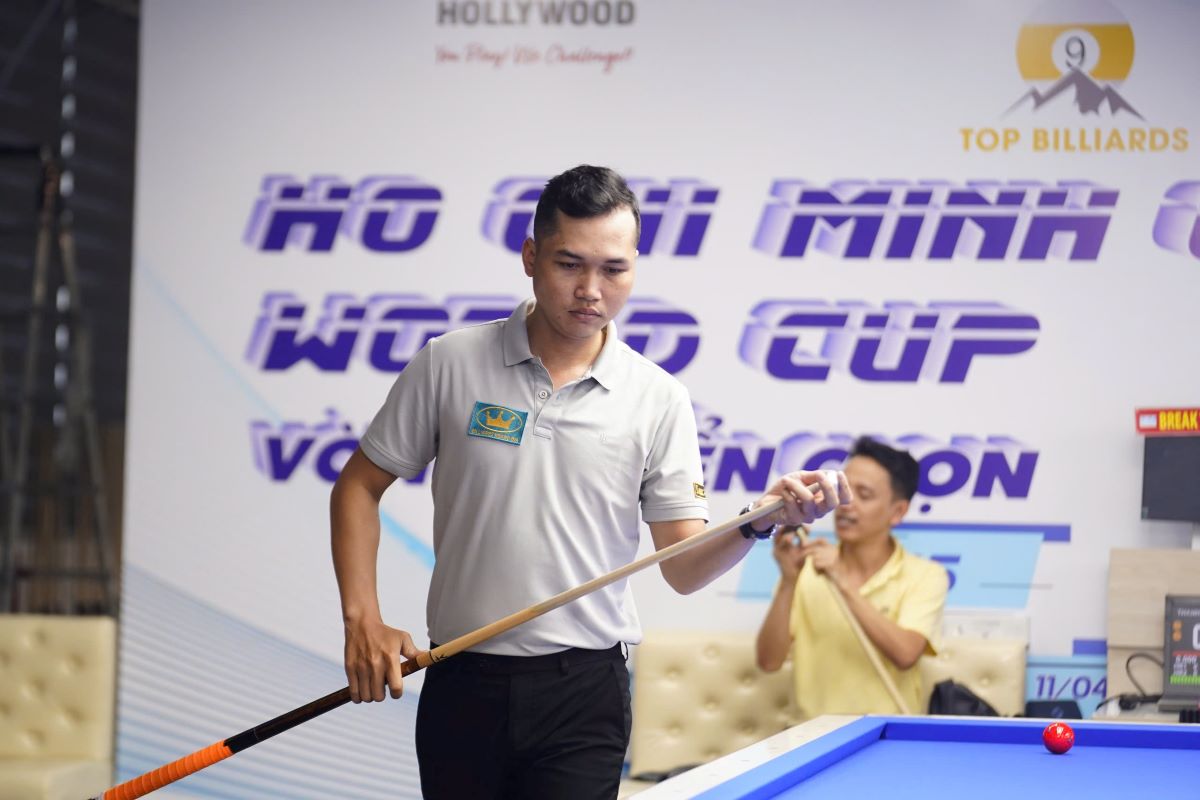 Chuong Thanh Nhan, one of the players participating in the 2nd qualifying round for the 3-cushion carom billiards World Cup in Ho Chi Minh City. Photo: Phong Le