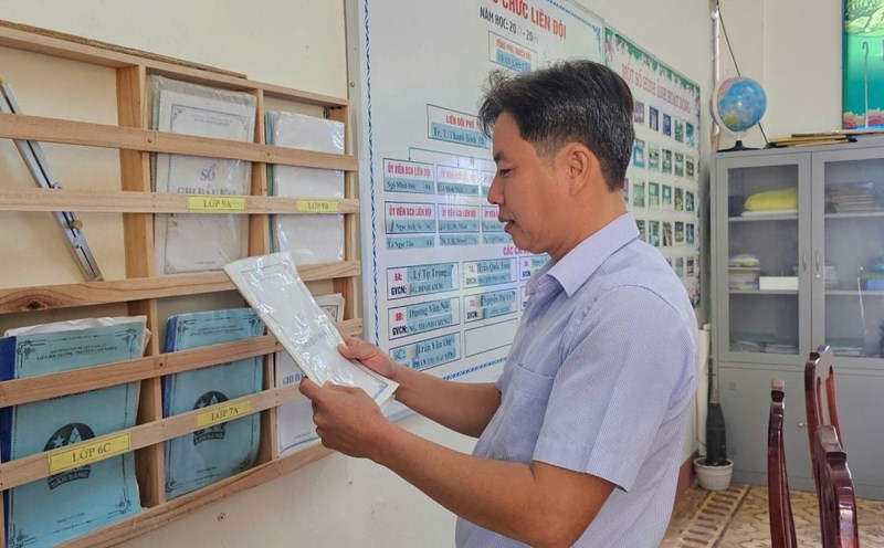 Working in a difficult area, a male teacher in Cam Lo district's allowance regime was reduced for unknown reasons. Photo: H. Tho