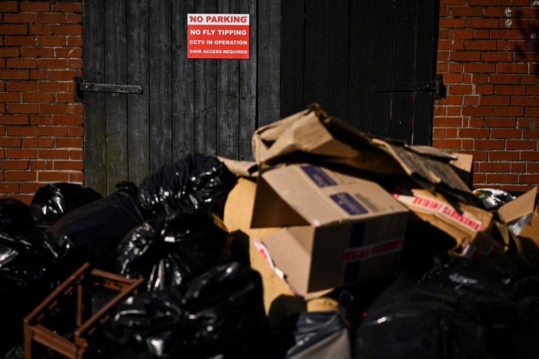 About 17,000 tons of garbage are still piled up on the road, which has not been collected in recent weeks in Birmingham (UK). Photo: AFP