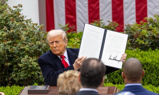 Tổng thống Mỹ Donald Trump công bố thuế đối ứng toàn cầu ngày 2.4.2025. Ảnh: Xinhua