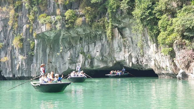 Du khach tham quan hang Luon, vinh Ha Long. Anh: Nguyen Hung