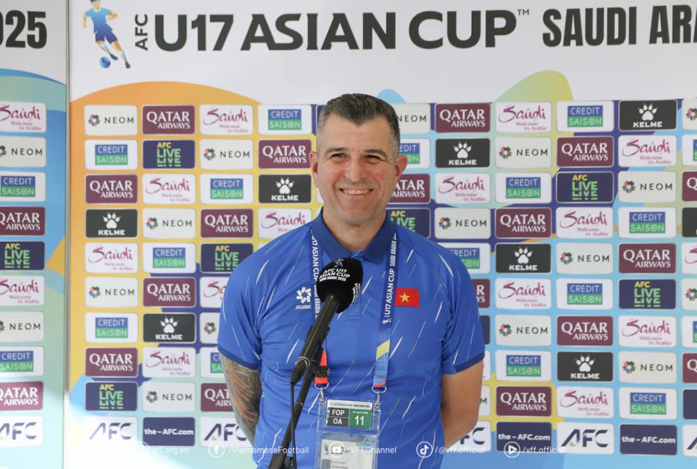 Coach Cristiano Roland answered an interview after the 1-1 draw of U17 Vietnam against U17 Japan. Photo: VFF