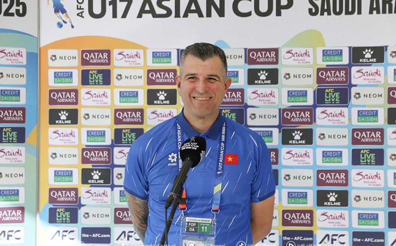 Coach Cristiano Roland answered an interview after the 1-1 draw of U17 Vietnam against U17 Japan. Photo: VFF