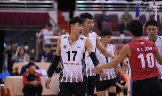 Biên Phòng đối đầu Công an TPHCM ở chung kết giải bóng chuyền Cúp Hùng Vương 2025. Ảnh: VFV
