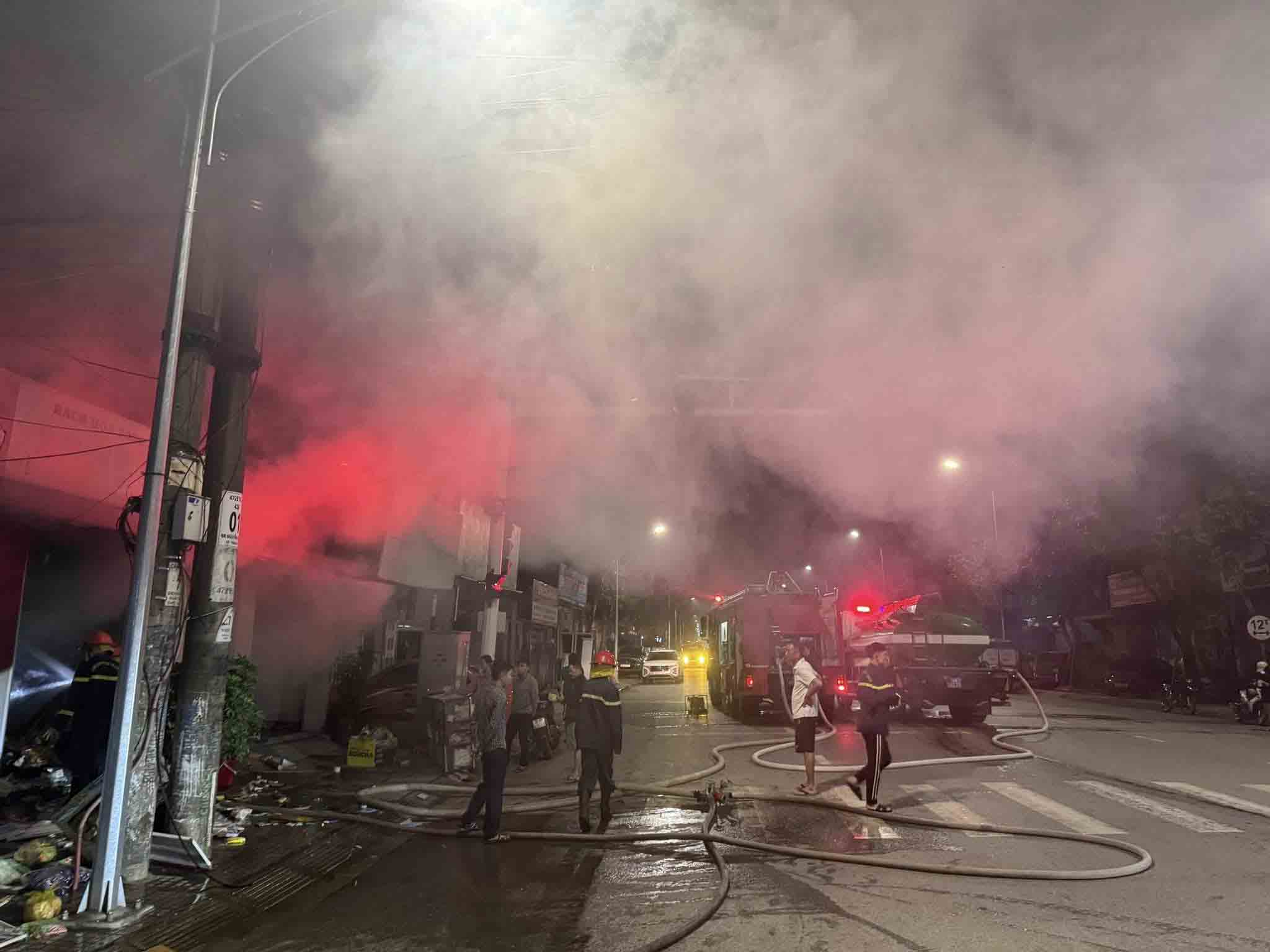 Khanh Huyen grocery store caught fire at night. Photo: Ha Bac