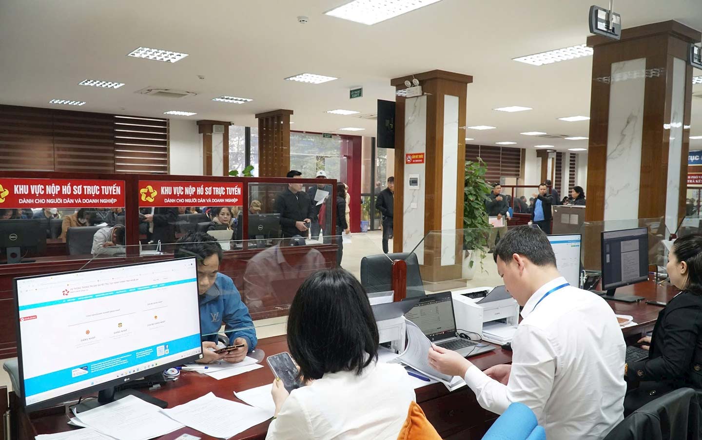 People register for extra teaching and learning business at the Department of Receiving and returning administrative procedure settlement results of Vinh City People's Committee. Photo: My Ha
