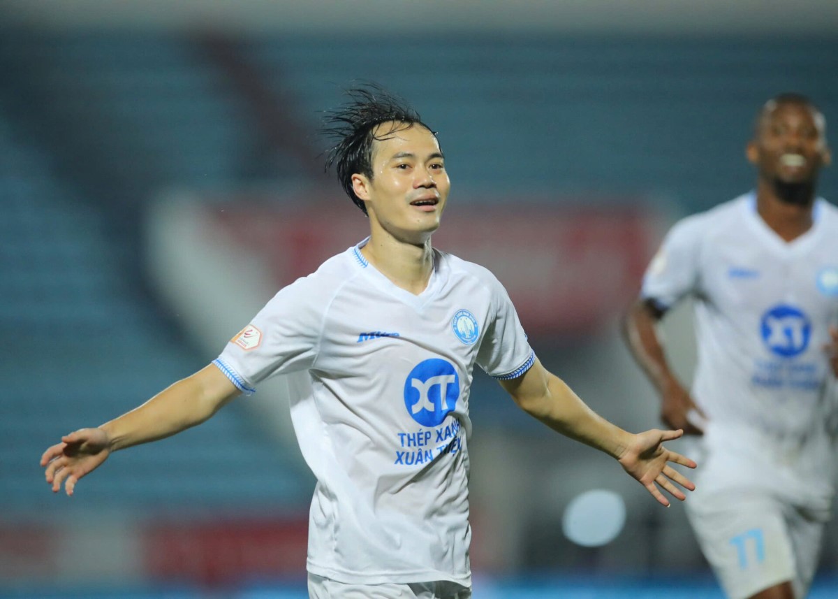 Round 17 of V.League 2024-2025 witnessed Van Toan's impressive performance, helping Nam Dinh consolidate their top position in the group. Photo: VPF