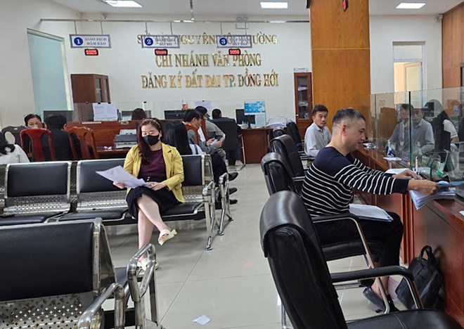 People come to do administrative procedures at the one-stop department of Dong Hoi city (Quang Binh province). Photo: Cong Sang