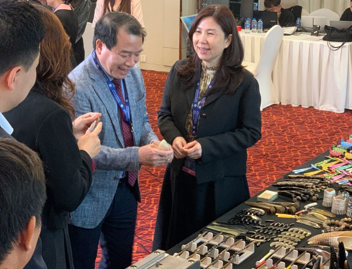 Deputy Director of the Vietnam National Administration of Tourism Ha Van Sieu and Director of the Hanoi Department of Tourism Dang Huong Giang introduced Hanoi tourism gift products to international delegates. Photo: Y Yen