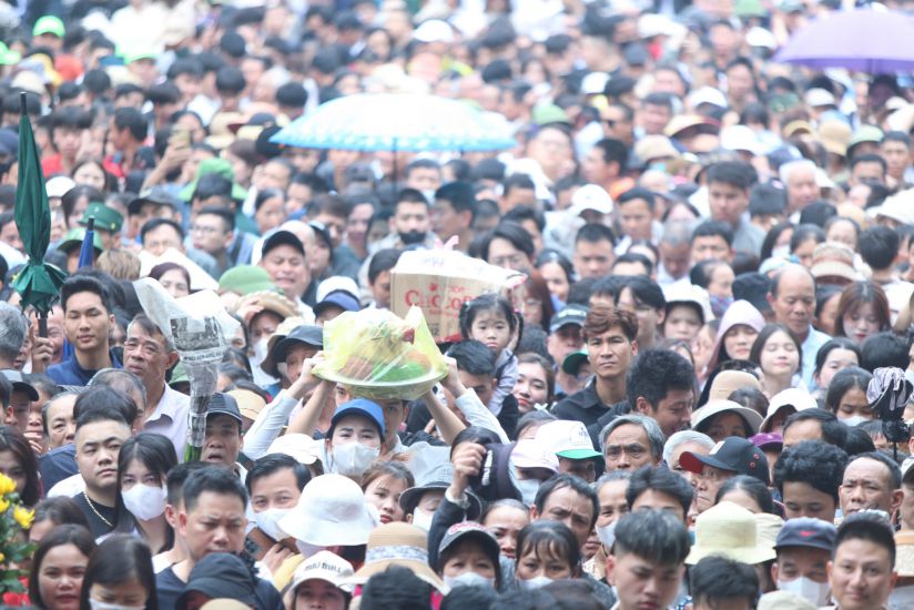 People come to Hung Temple to offer incense on April 6 (March 9). Photo: Ngoc Tu