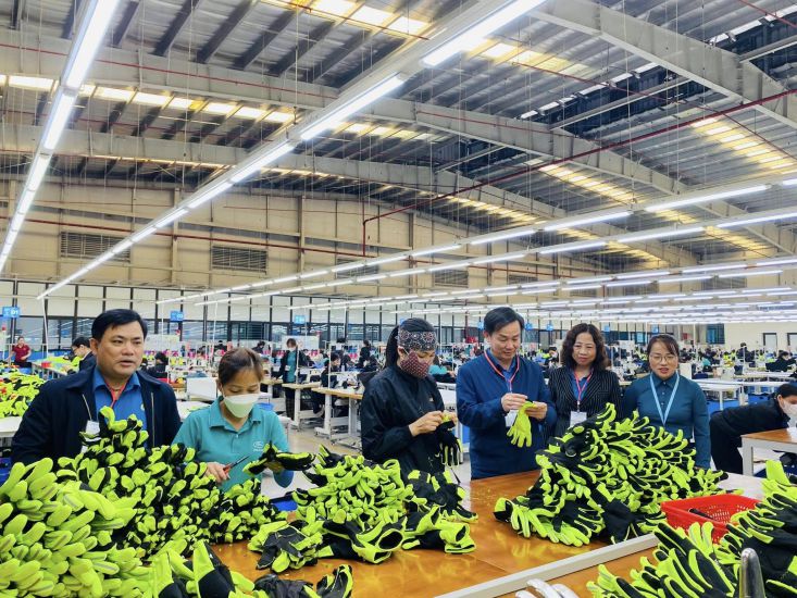 The leaders of the Ha Tinh Provincial Federation of Labor grasped the situation of labor relations and policies at Haivina Hong Linh Garment Company. Photo: Tran Tuan