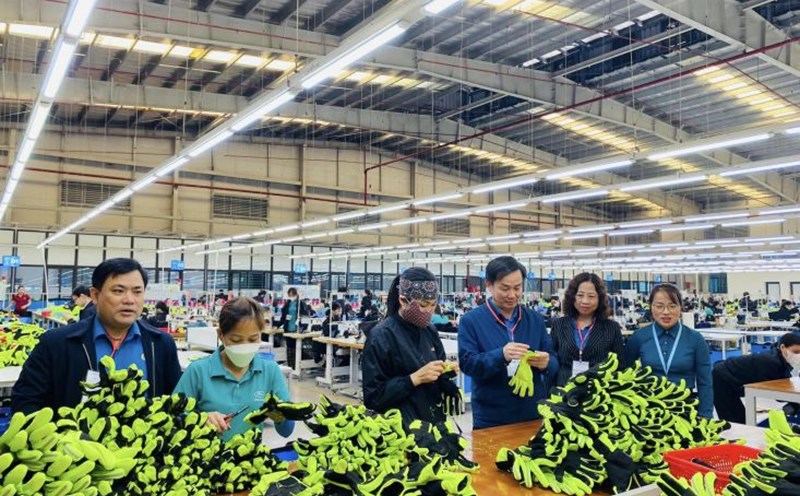 The leaders of the Ha Tinh Provincial Federation of Labor grasped the situation of labor relations and policies at Haivina Hong Linh Garment Company. Photo: Tran Tuan
