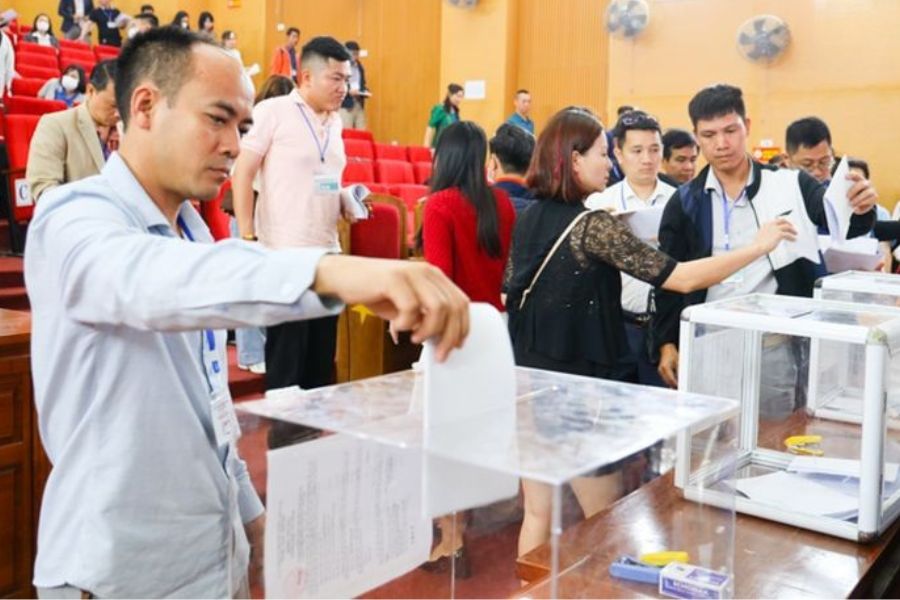 Khach hang bo phieu dau gia. Anh: UBND huyen Quoc Oai