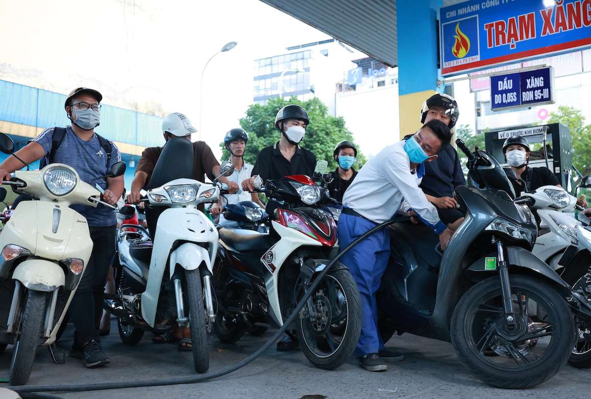 Gasoline prices may decrease in the next operating session. Photo: Hai Nguyen