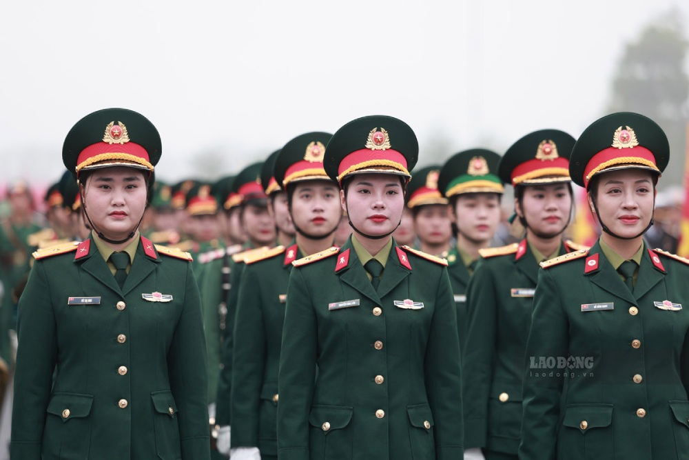 The Government will issue a Decree on the allowance table for leadership positions in agencies and units under the army and police. Illustrative photo: Hai Nguyen