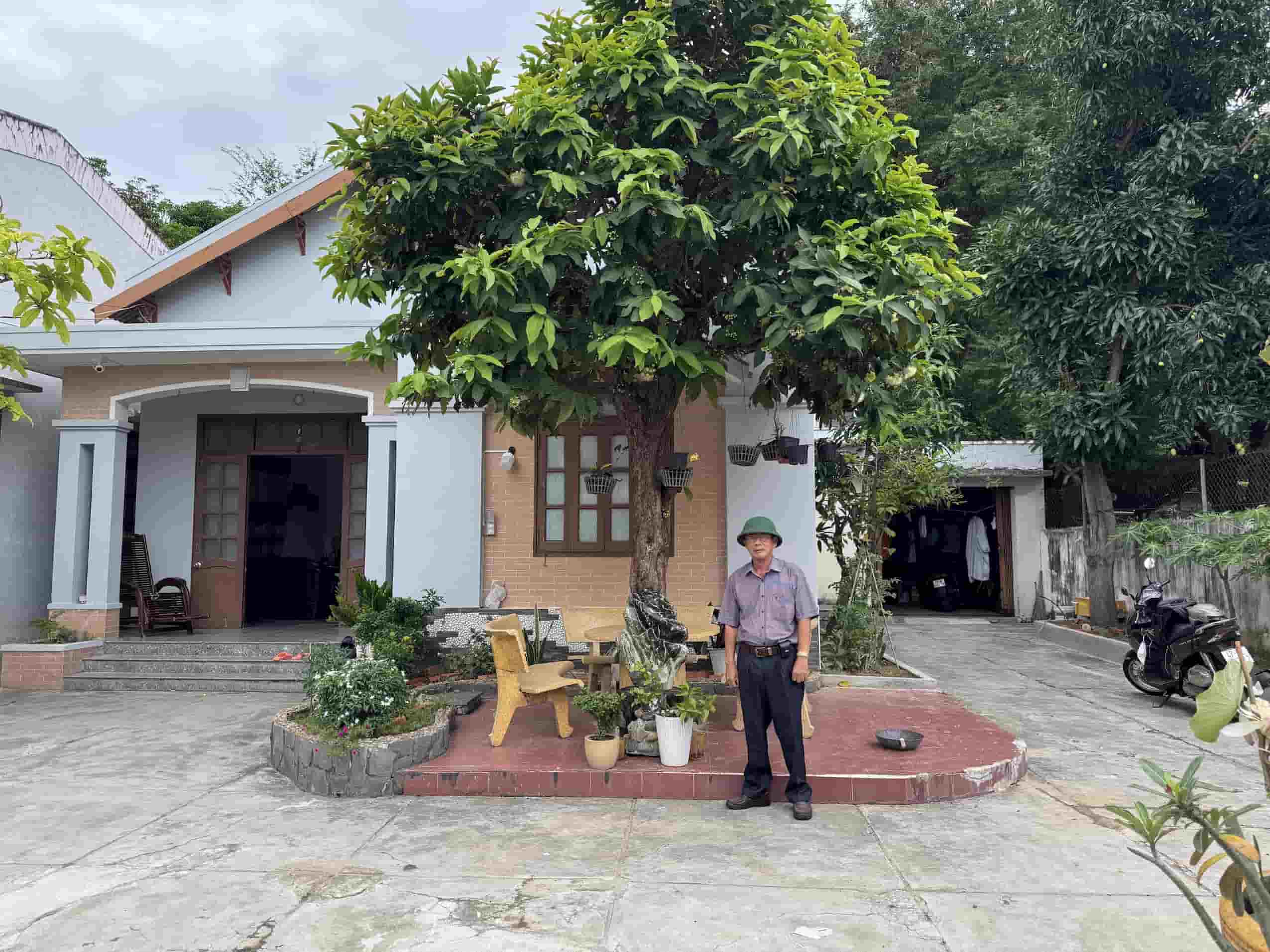 Thửa đất của ông Phạm Văn Tuân đã xây nhà ở tại Nha Trang hơn 20 năm nay nhưng chỉ một nửa thửa là được cấp sổ đỏ. Ảnh: Hữu Long