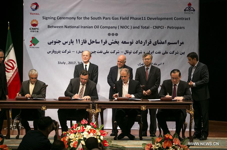 Dai dien cua Iran, Tong cong ty Dau khi Quoc gia Trung Quoc (CNPC), Total cua Phap ky mot thoa thuan tri gia 4,8 ti USD phat trien mo khi dot South Pars ngay 3.7.2017. Anh: Xinhua