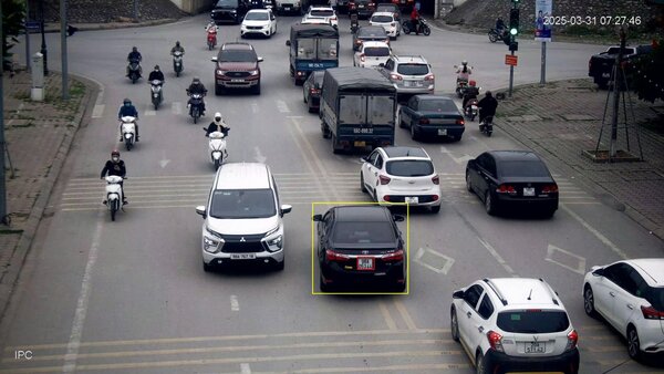 Cars (closed in yellow) were fined for encroaching on lanes and pressing on road markings on Minh Khai Street, Bac Giang City. Photo: Bac Giang Police