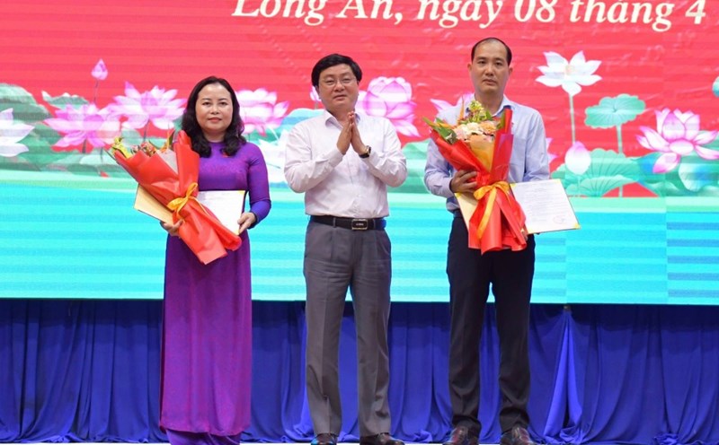 Long An Provincial Party Secretary Nguyen Van Quyet presented the decision and presented flowers to congratulate Ms. Nguyen Thi Thu Trinh (left) and Mr. Pham Xuan Bach (right). Photo: Long An Portal