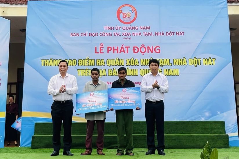 Quang Nam leaders presented funding to support the demolition of temporary and dilapidated houses for people in mountainous areas. Photo: Truong An