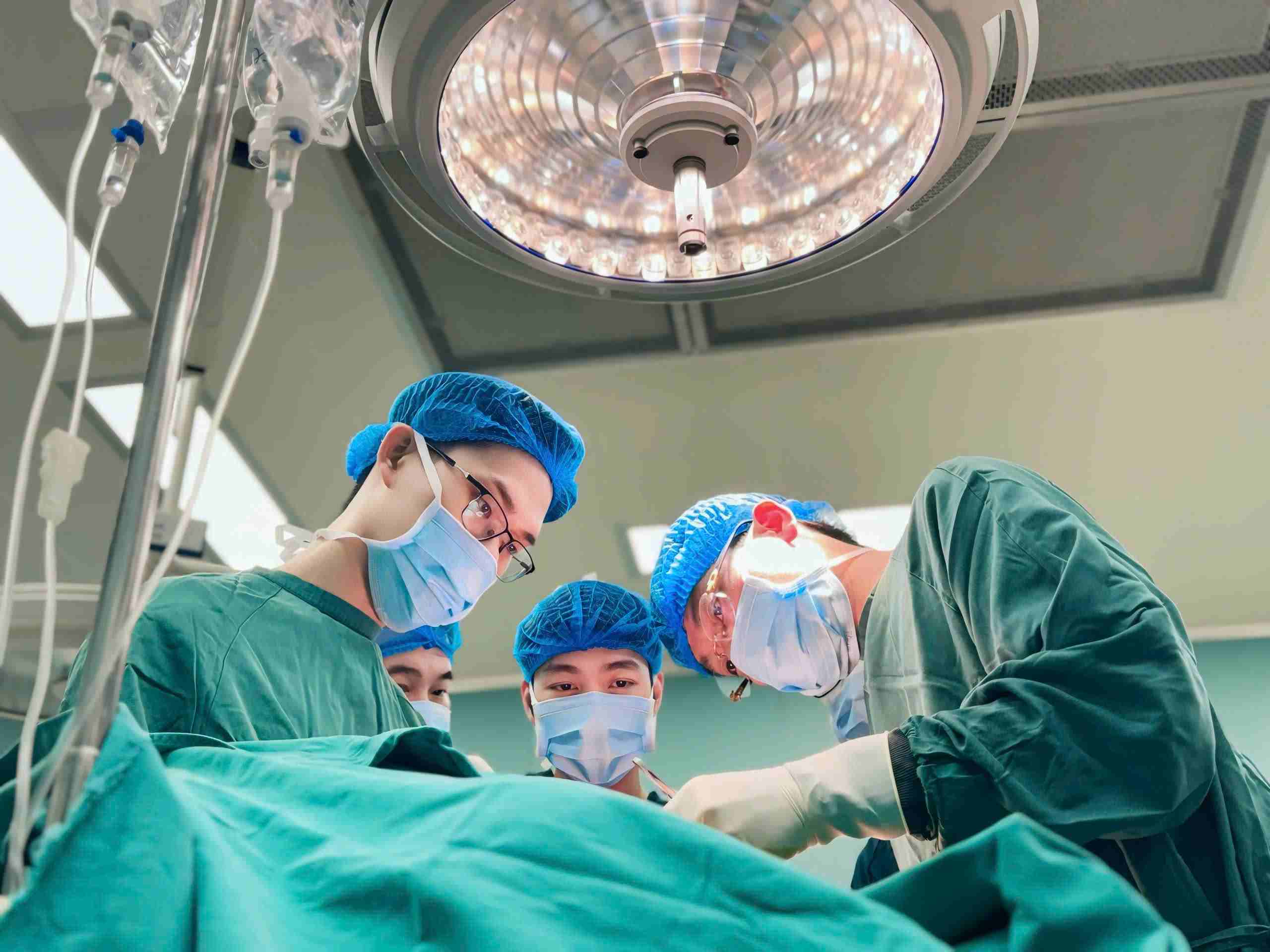 Bác sĩ phẫu thuật cho người bệnh có nốt ruồi nhỏ nhưng chủ quan suýt mất bàn chân. Ảnh: Thanh Đặng