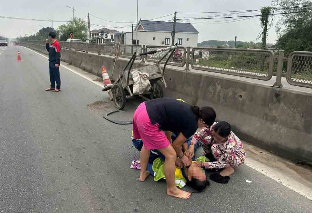The female worker was hit by a car while cleaning on National Highway 1. Photo: Duc Tuan.