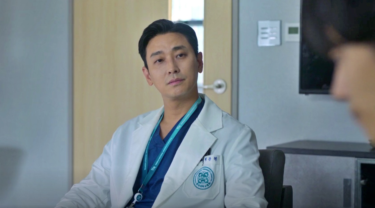 Joo Ji Hoon is a strong candidate for the Emperor's award in Baeksang this year. Photo cut from the movie " trauma care center"