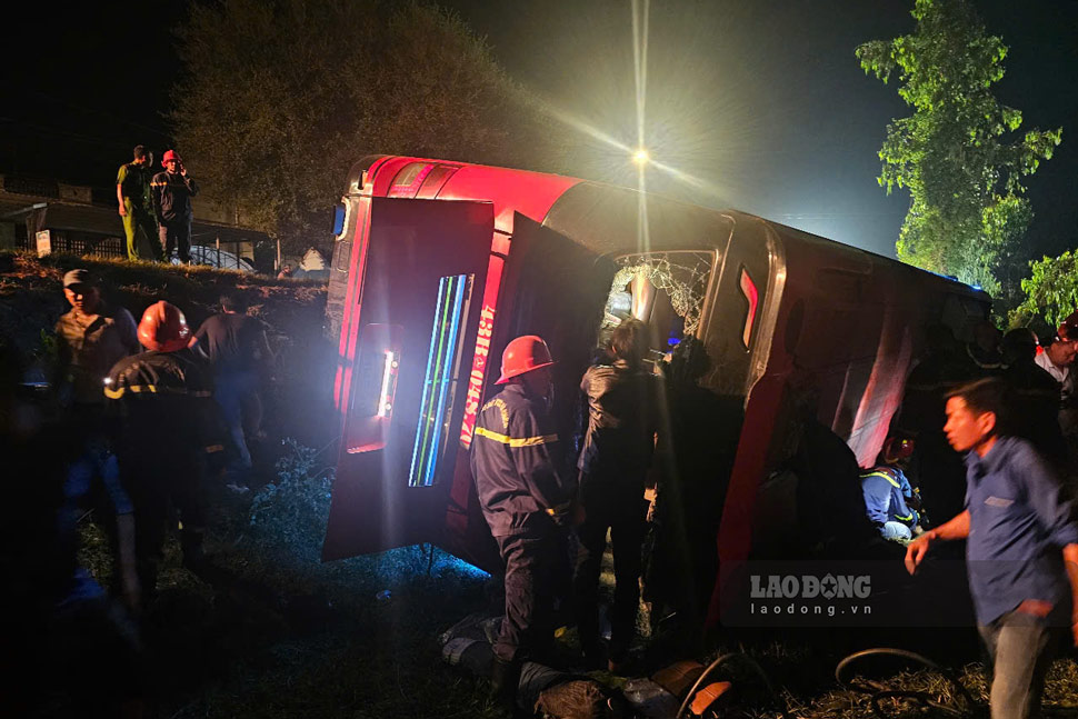 The scene of the passenger bus overturning on National Highway 19C through Tuy Phuoc District (Binh Dinh) left many people injured and dead. Photo: Thanh Thanh