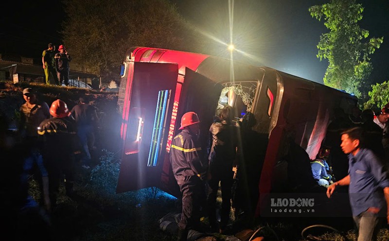 The scene of the passenger bus overturning on National Highway 19C through Tuy Phuoc District (Binh Dinh) left many people injured and dead. Photo: Thanh Thanh