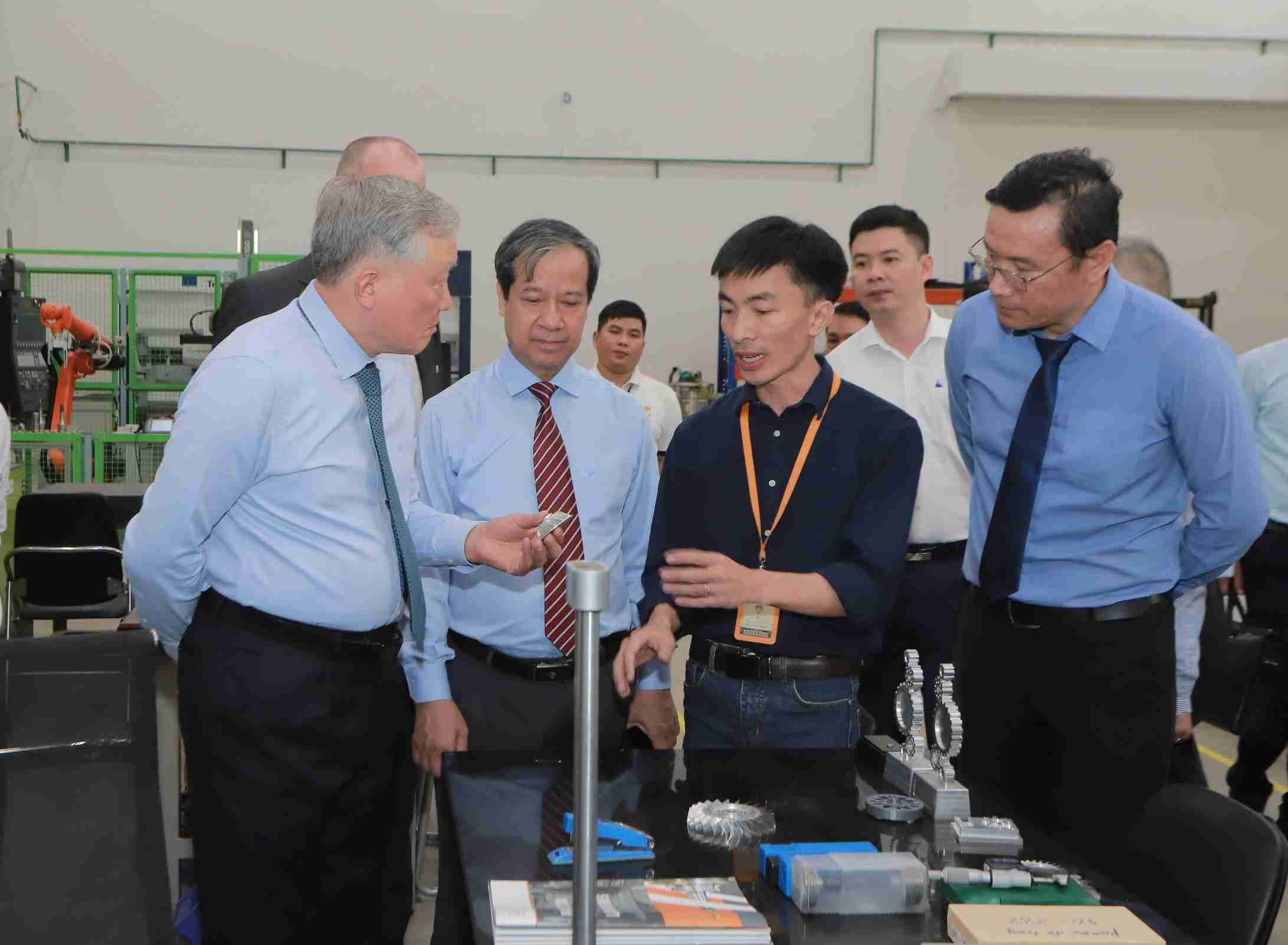 Permanent Deputy Prime Minister Nguyen Hoa Binh worked with Viet Duc University on preparing human resource training for the International Financial Center in Vietnam in the future. Photo: VGU
