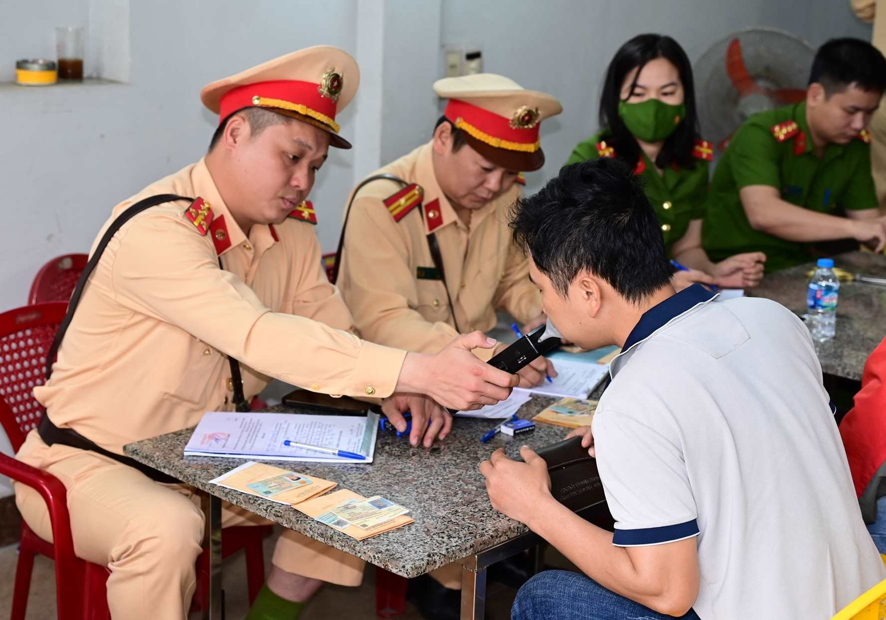 General inspection of cars used for road freight transport in Hai Phong city. Photo: Hai Phong City Police