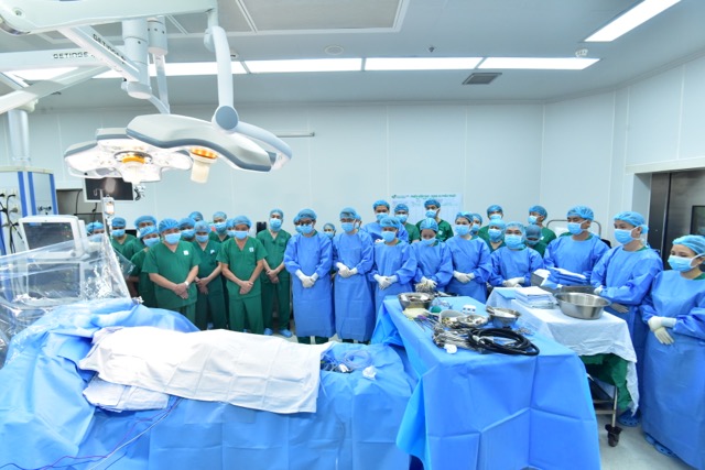 The team of doctors took the time to thank the donors and their families for their noble gestures. Photo: DINH CHENH